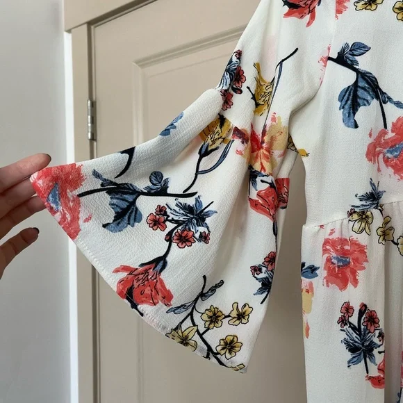 Super pretty and light summer dress! Size Small. Shop Stevie Co. Bell sleeves - Picture 4 of 5